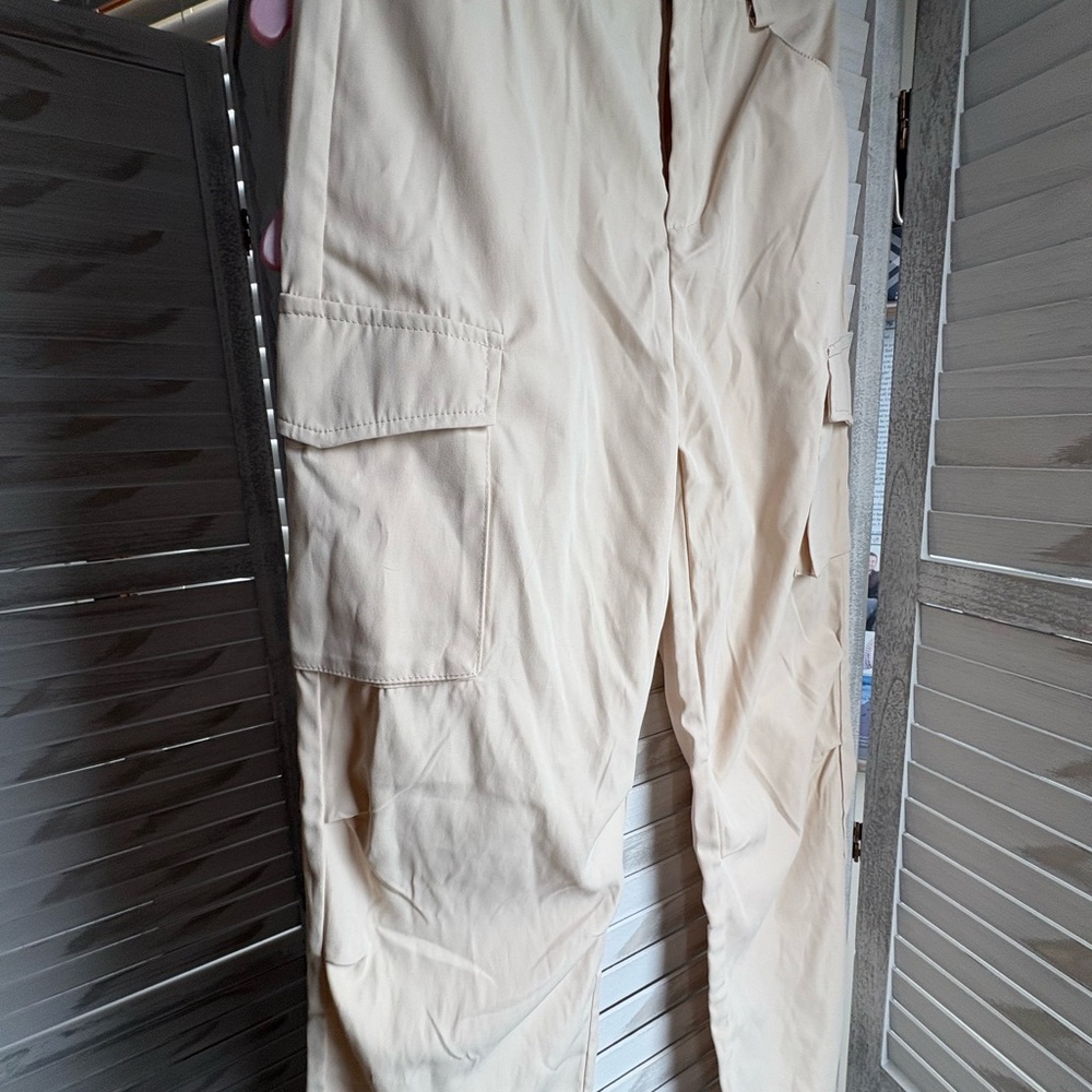 Woman’s Cream Cargo Pants